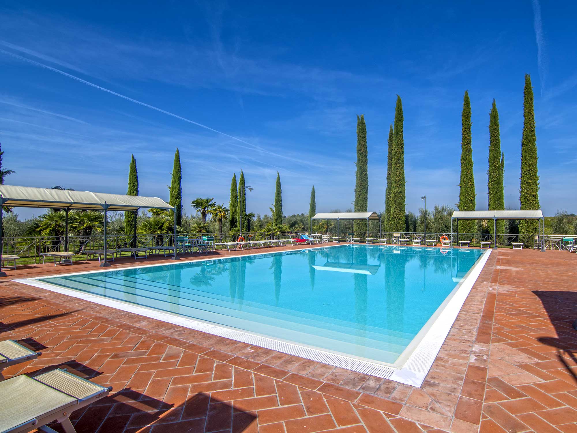 Momenti di relax nella grande piscina tra ulivi e vigneti